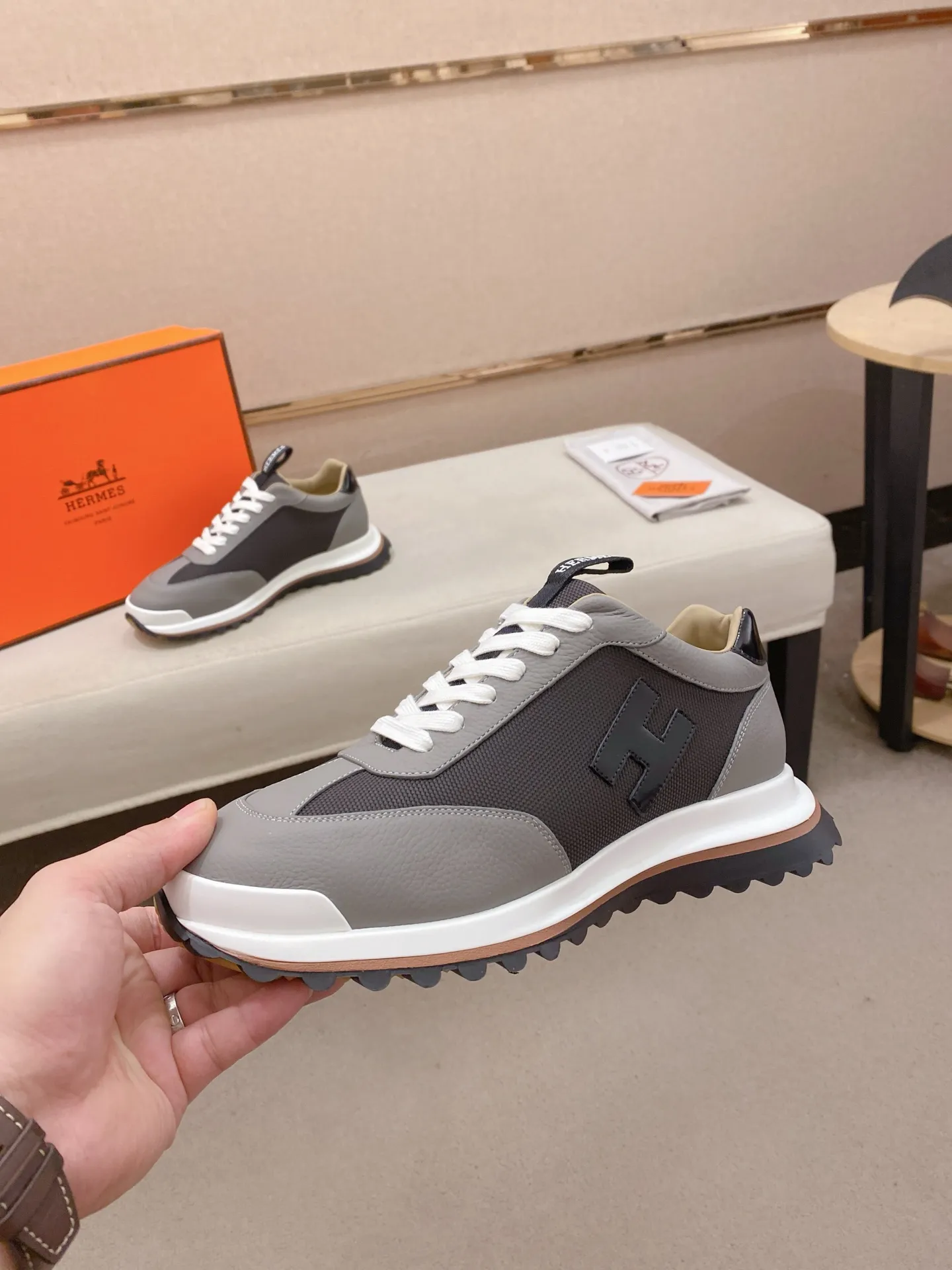 Men's shoes💰: 640💰HERMES/Hermes Leader sneakers! Tech twill, calfskin and suede goatskin sneakers featuring paneled multicolor twill, calfskin and suede. Lightweight geometric sole for a stylish urban look. Product details: White and orange rubber sole Black rubber sole with orange rubber insert Light natural leather insert White rubber toe cap Beige lambskin insole and lining Cotton strap, rubber lettering Sole height: 4cm Size: 38-39-40-41-42-43-44 (45.46 custom-made)